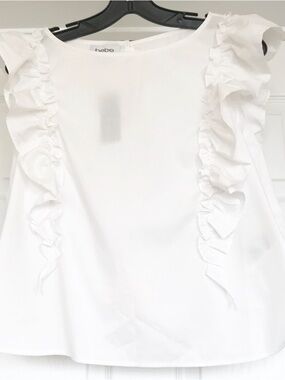 NWT bebe White Ruffle Sleeveless Top in Size Small